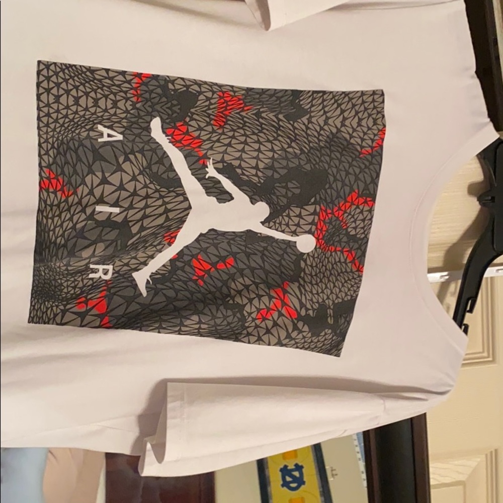 White/black/red Jordan tee shirt